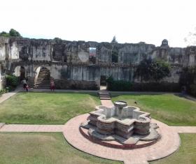 Claustro y Ruinas de San Jerónimo